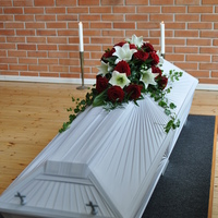 Arkku hautajaisissa.
