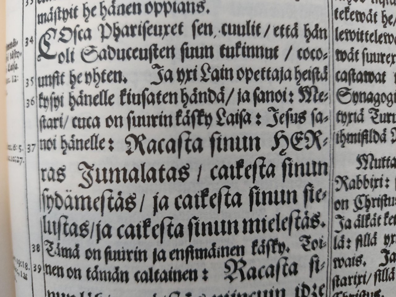 Kuvassa on rakkauden kaksoiskäsky vuoden 1642 Raamatusta.