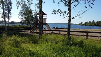 Hengellisten laulujen ilta Kuvassa on leikkikenttä uimarannan kupeessa