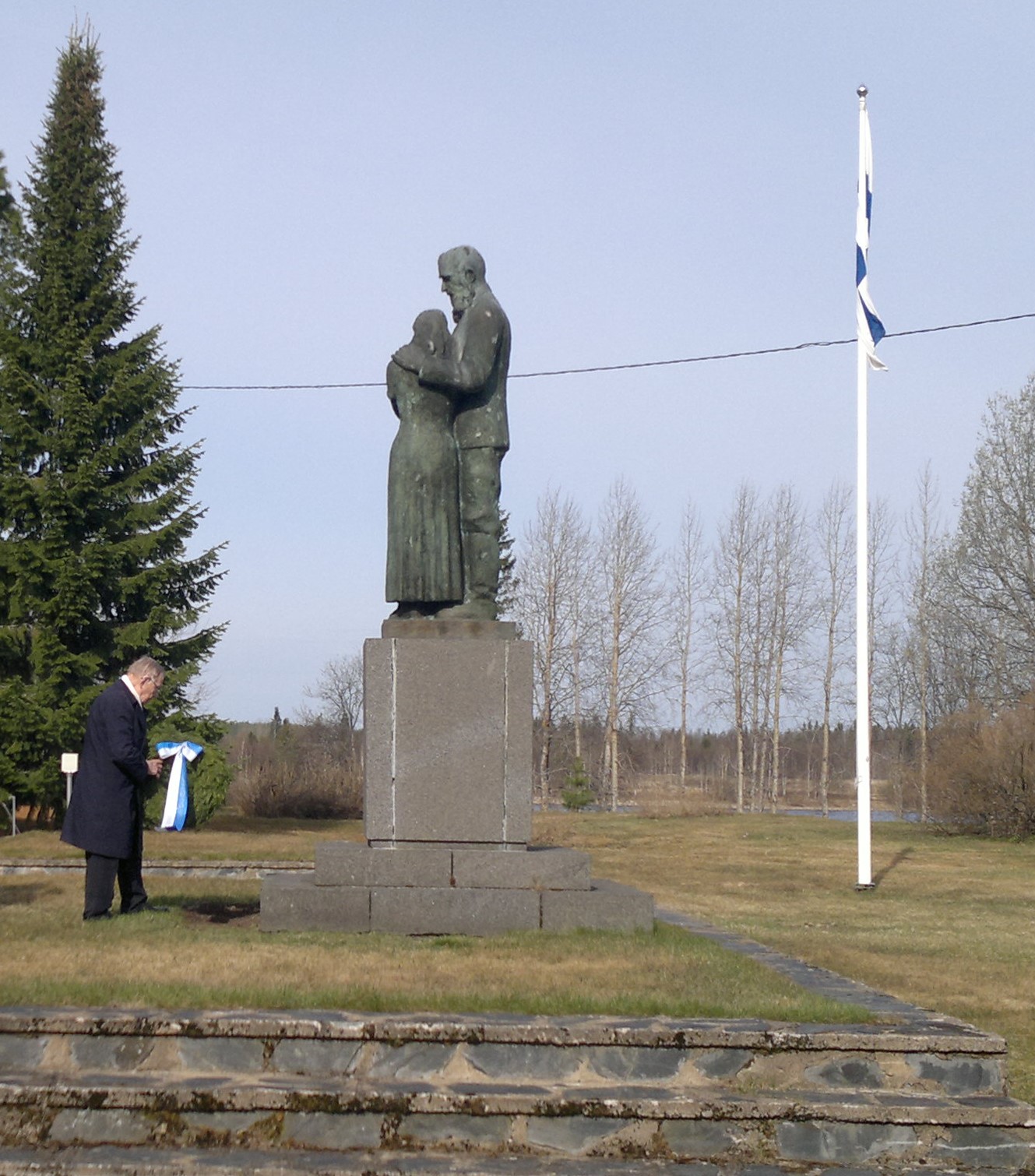 Kansallisen veteraanipäivän kunniakäynti sankarihaudoilla ilman yleisön läsnäoloa Veteraani Mauno Vuokila laskee seppeleen Tervolan sankaripatsaalle