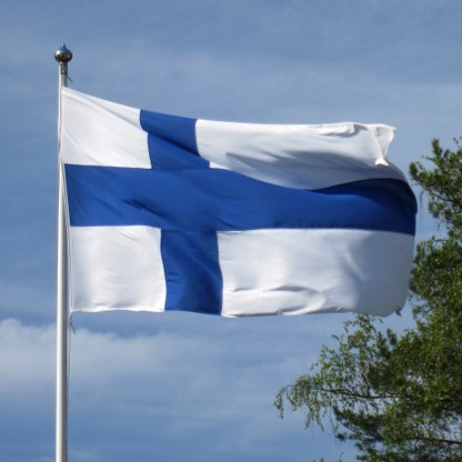 Kunniakäynti sankarihaudoilla Valokuva Suomenlipusta.