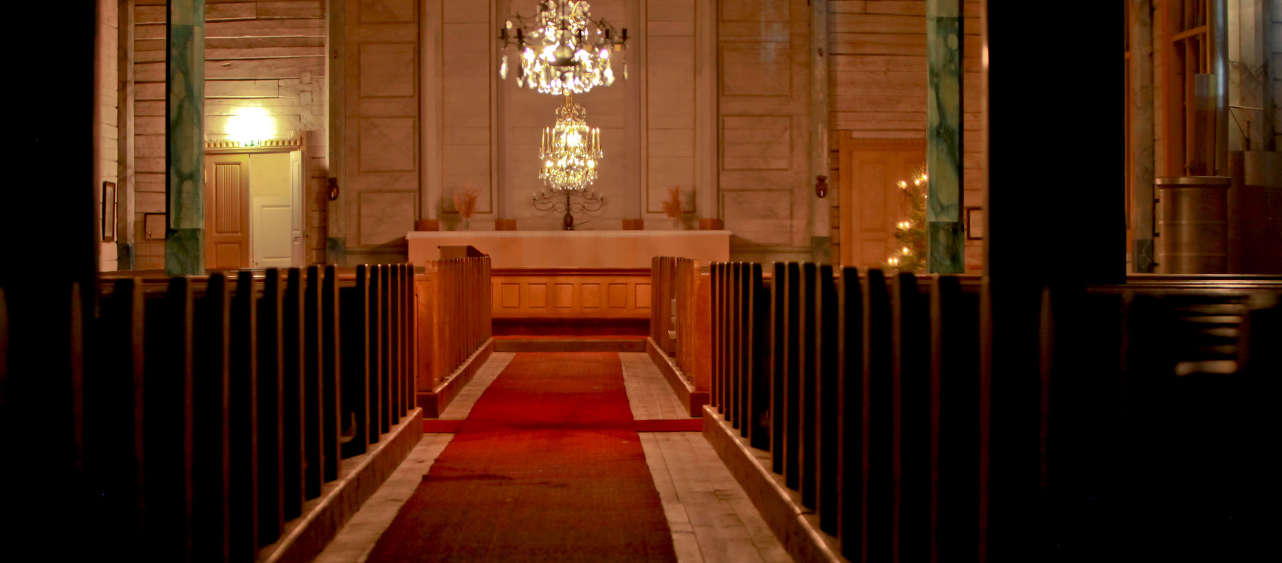 Iso kirkko tyhjänä. Kuva Lea Ruotsalainen_XL.jpg